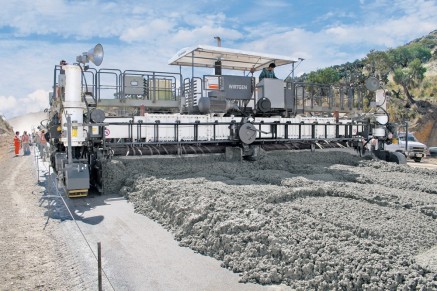  Avec des pavés de glissement plus larges, la charrue d'étalement distribue le béton sur toute la largeur de travail.