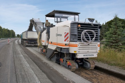 Enlèvement des chaussées d'asphalte jusqu'à 35 cm de profondeur.