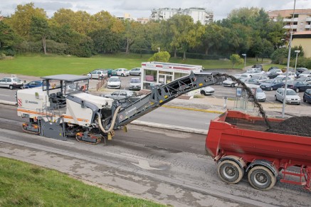 Fraisage préparatoire suivi du placement d'une fine couche froide - la manière économique de restaurer l'adhérence sur une chaussée.