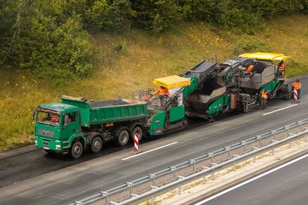 Les trois machines qui composent le train InLine Pave® - alimentateur mobile, fninisseur de couche liante et finisseur de couche de surface.