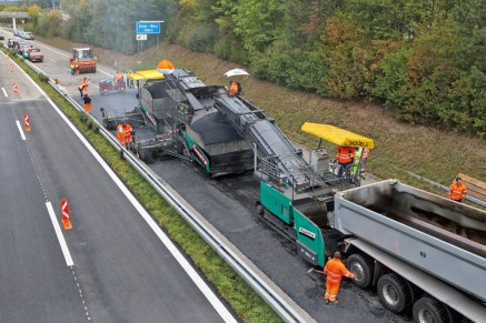 La couche liante et la couche de surface sont pavés en un seul passage: la chaussée a été réhabilitée au bout de quelques années grâce au processus InLine Pave®