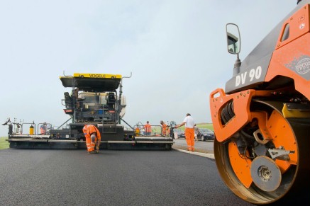  La technologie de compactage de Hamm assure une liaison optimale entre les deux couches suivant le procede de pavage 