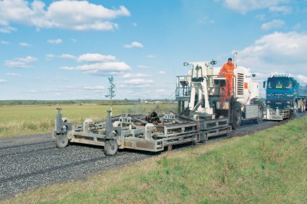 La machine de chauffage du panneau se déplace en avant, en chauffant doucement les cours bitumineux.