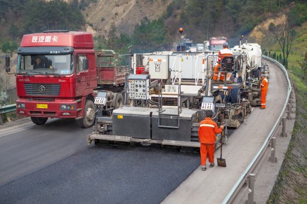  Réhabilitation rapide en un seul passage - la circulation continue à côté du site de déménagement.