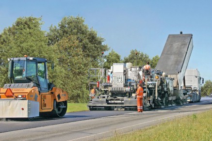  En fonctionnement dans le monde entier: le Remixer 4500 dans Omsk - recyclage à chaud d'une route urbaine.