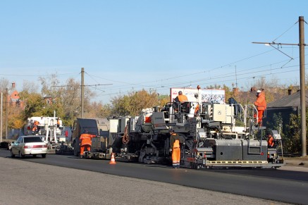 En fonctionnement dans le monde entier: le Remixer 4500 dans Omsk - recyclage à chaud d'une route urbaine.