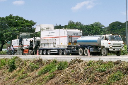  Le ciment et l'eau sont pré-mélangés par le mélangeur mobile de coulis et envoyes au recycleur par un raccord de tuyau.