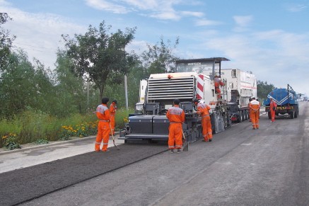 Le 2200 CR traite des matériaux de construction avec différents liants, produisant des mélanges homogènes.