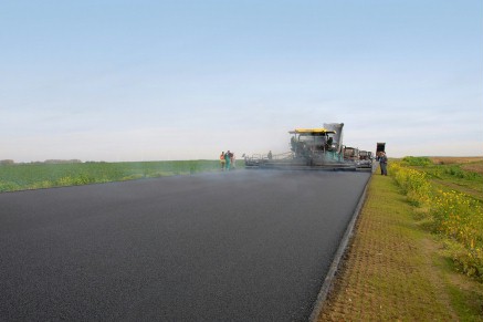 Les projets de construction à grande échelle peuvent être effectués rapidement et les trottoirs d'asphalte sont répartis de manière homogene sur les plus grandes largeurs avec un rendement de pose de 1.600 t / h et une largeur de pavé allant jusqu'à 16 m.