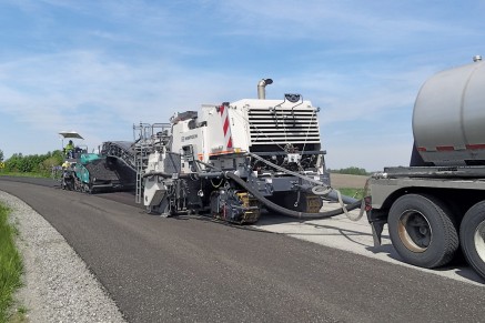 Le 3800 CR traite la sous-couche en une seule passe, en ajoutant du bitume moussé.