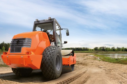 Le compactage avec les compacteurs à tambour unique, comme ceux de la série 3000 de HAMM, est la dernière étape de travail dans la stabilisation des sols.